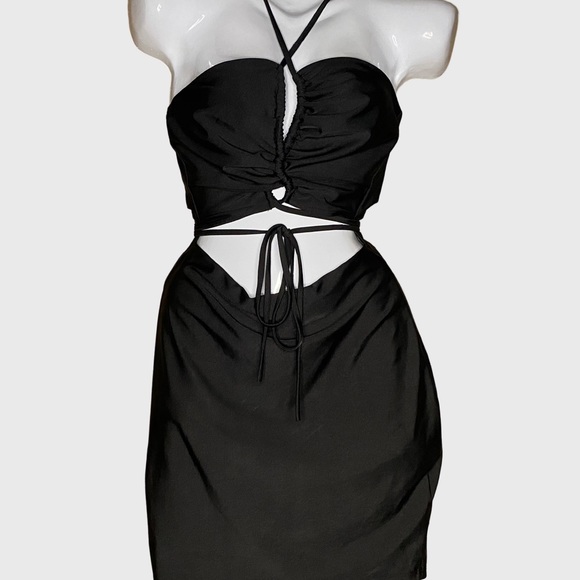 ✨SOLD✨  🎉3 for $15🎉 Black Strappy Halterneck Dress - Picture 2 of 3